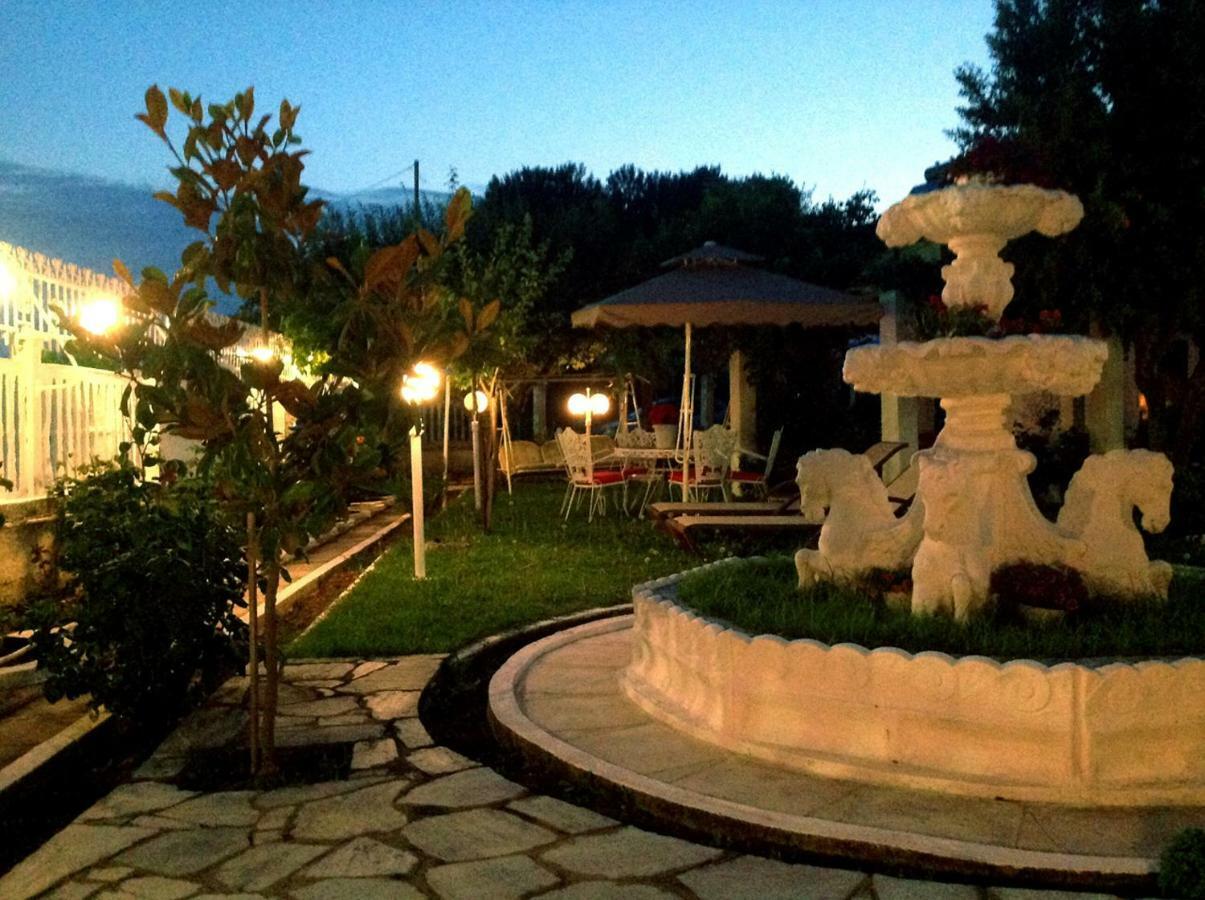 Villa Fofo - Beautiful Sea Front Villa With 650M2 Garden Nea Kallikrateia 외부 사진