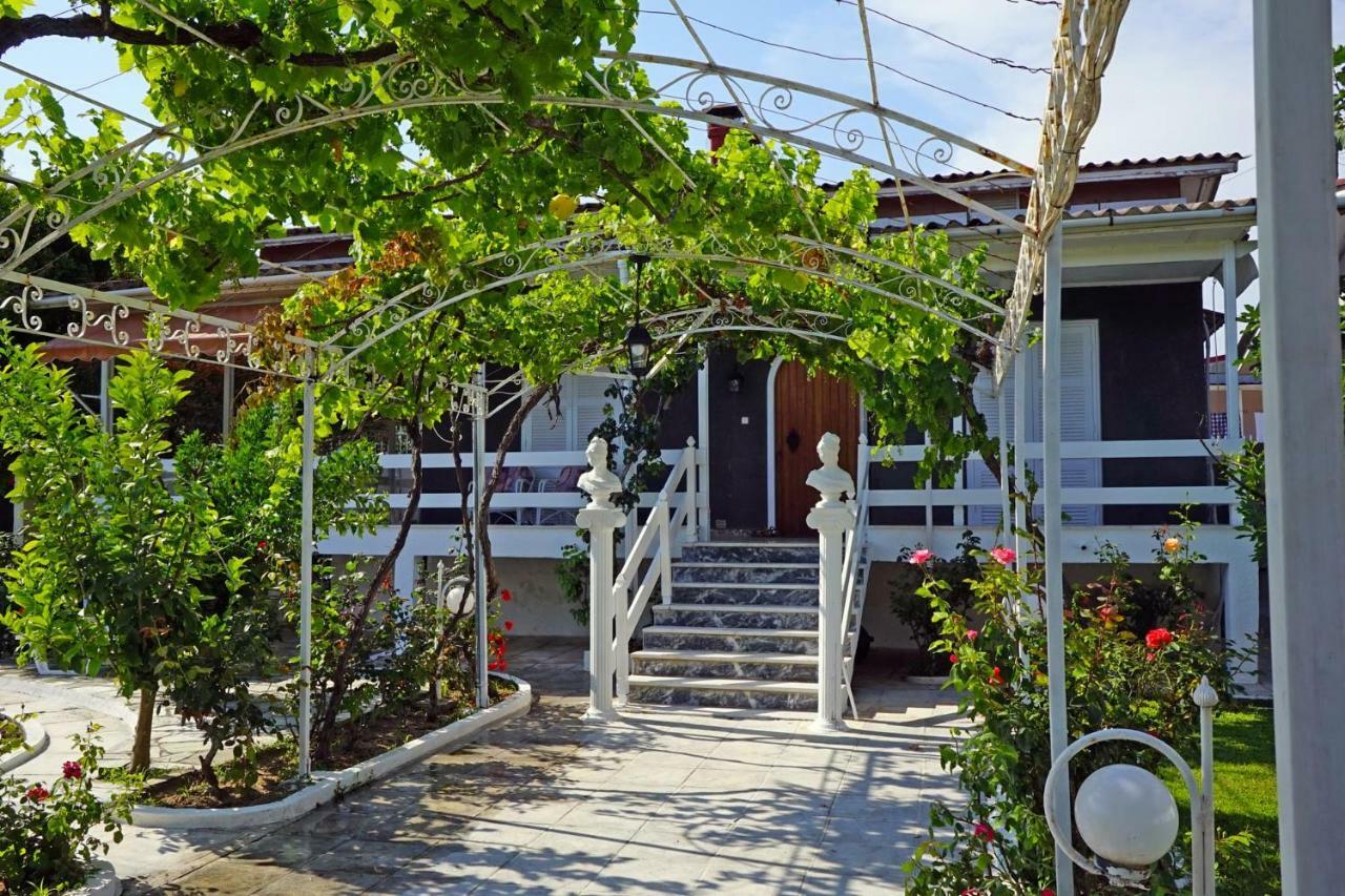 Villa Fofo - Beautiful Sea Front Villa With 650M2 Garden Nea Kallikrateia 외부 사진